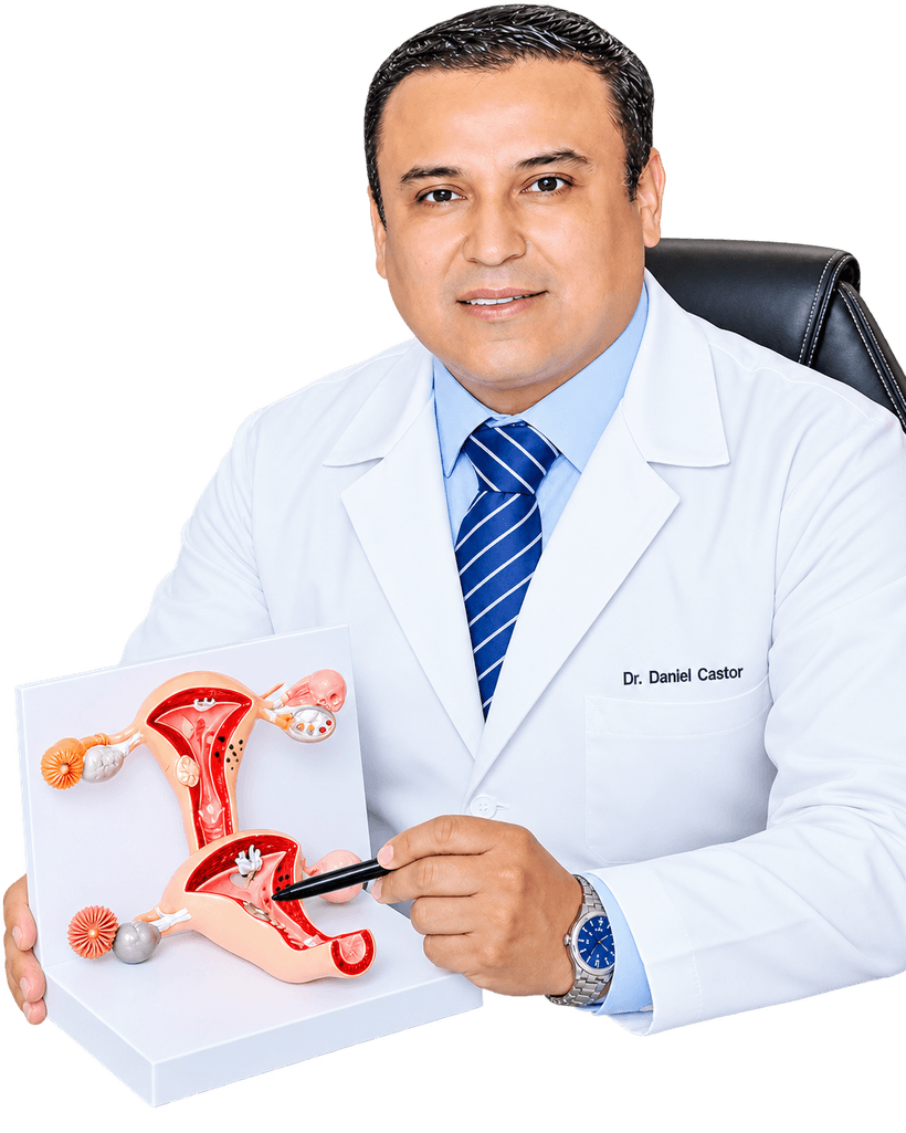 Dr. Daniel José Castor Ramírez, ginecólogo, explicando colposcopía en consulta